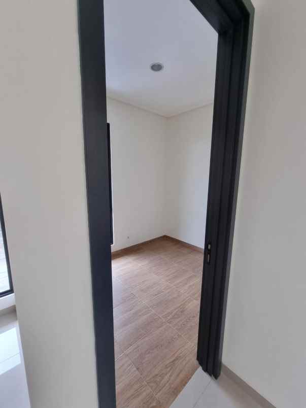 dijual rumah suvarna sutera cikupa