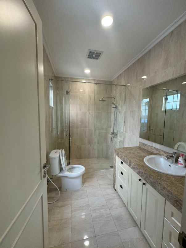 dijual rumah suvarna sutera tangerang