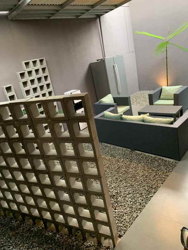 dijual rumah taman holis indah