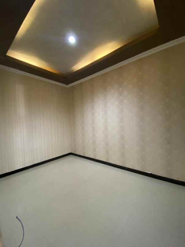 dijual rumah taman mutiara pakuwon city