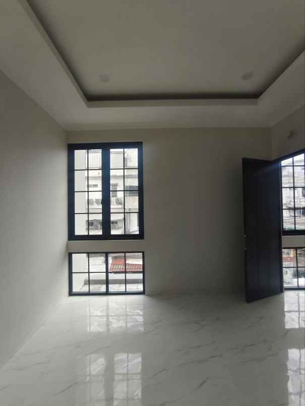 dijual rumah taman pondok indah