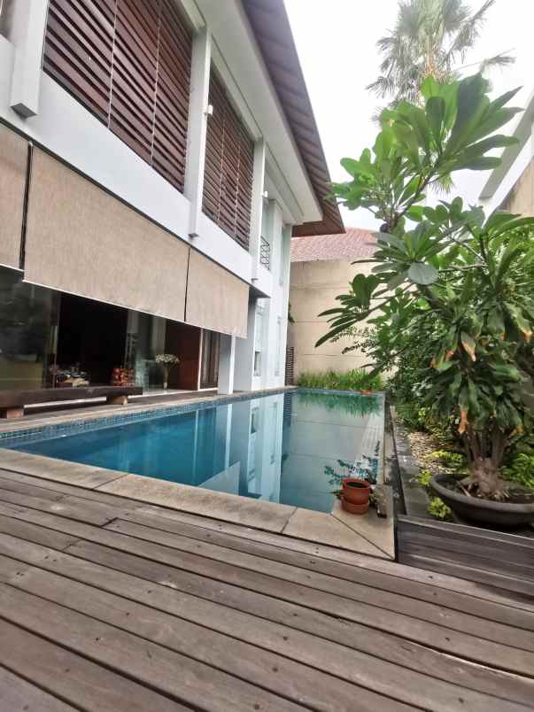 dijual rumah villa westwood pakuwon city
