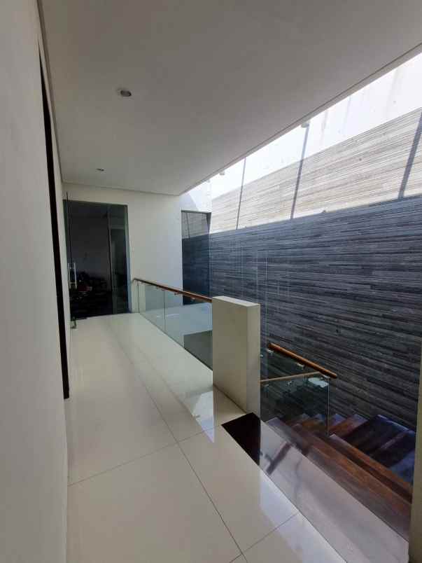 dijual rumah villa westwood pakuwon city