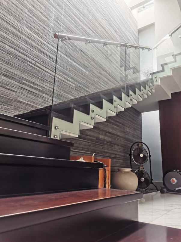 dijual rumah villa westwood pakuwon city