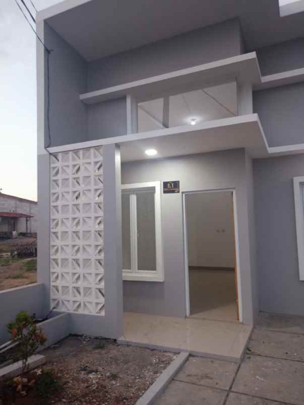 dijual rumah warung bambu kerawang