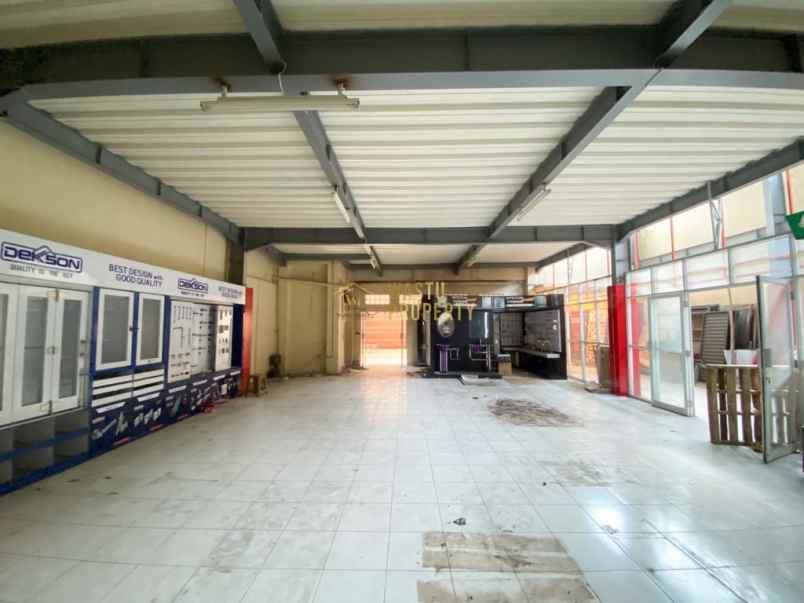 dijual tempat usaha parkiran luas di gedong kuning
