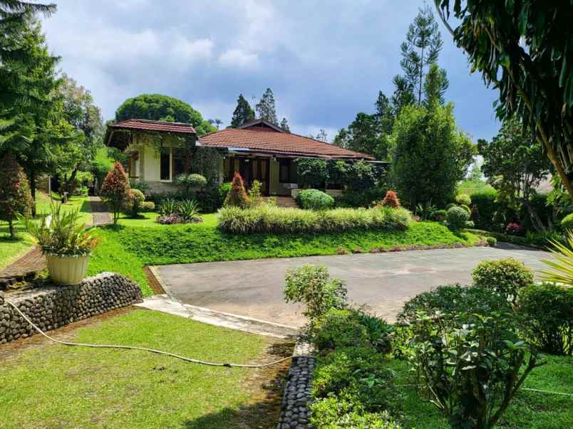 dijual villa taman safari