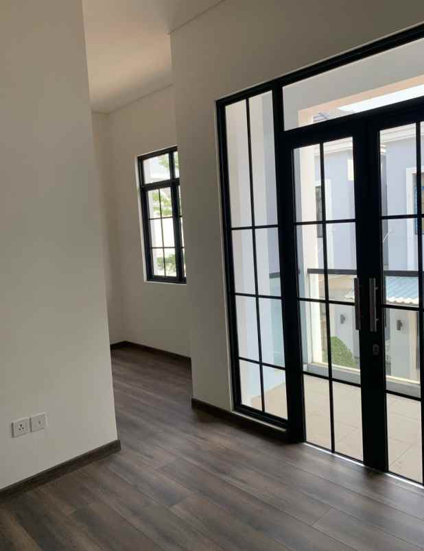 disewa rumah double decker lavon viridia tangerang