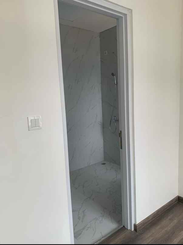 disewa rumah double decker lavon viridia tangerang