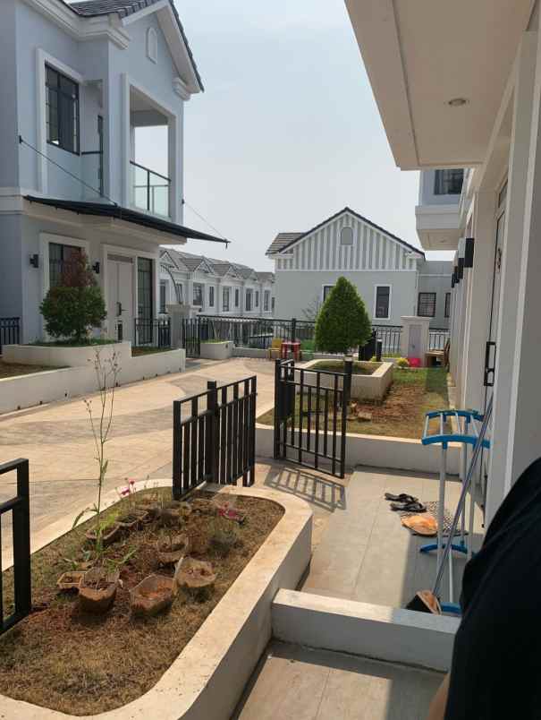 disewa rumah double decker lavon viridia tangerang