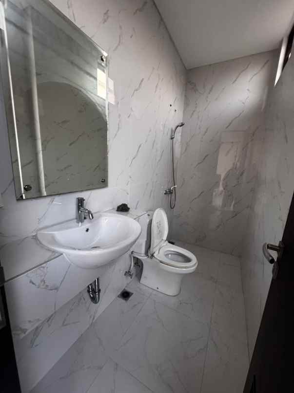 disewakan rumah lavon swan city cikupa