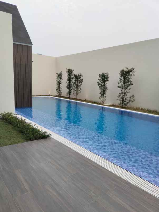 hunian mewah dan megah di dian istana surabaya barat