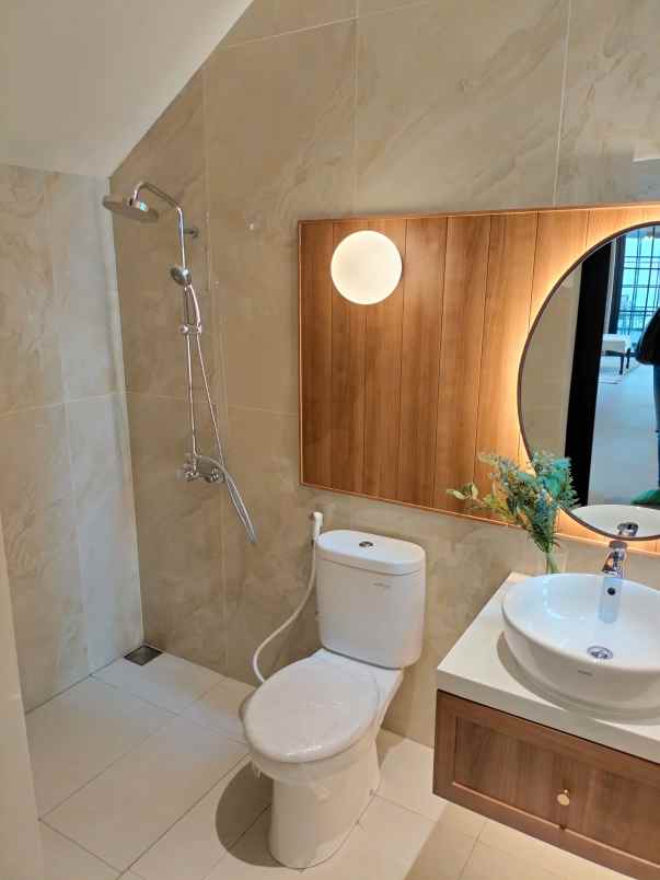 hunian mewah dan megah di dian istana surabaya barat