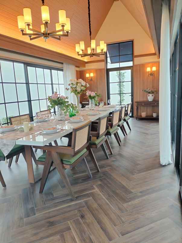 hunian mewah dan megah di dian istana surabaya barat