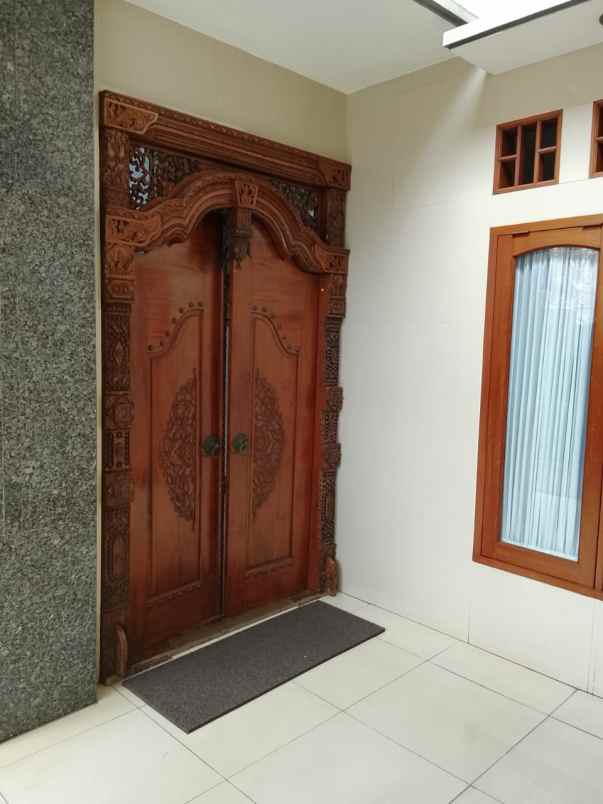 jual rumah pinggir jalan dengan roof top