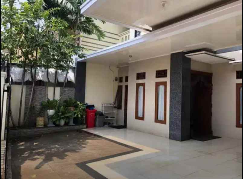 jual rumah pinggir jalan dengan roof top