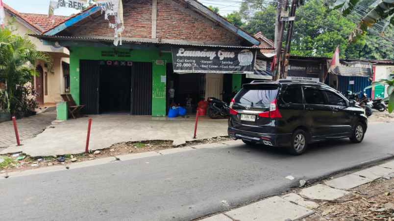 kios depan jalan besar