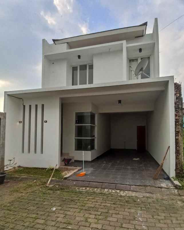 rumah 2 lantai dalam cluster di rempoa ciputat tangsel