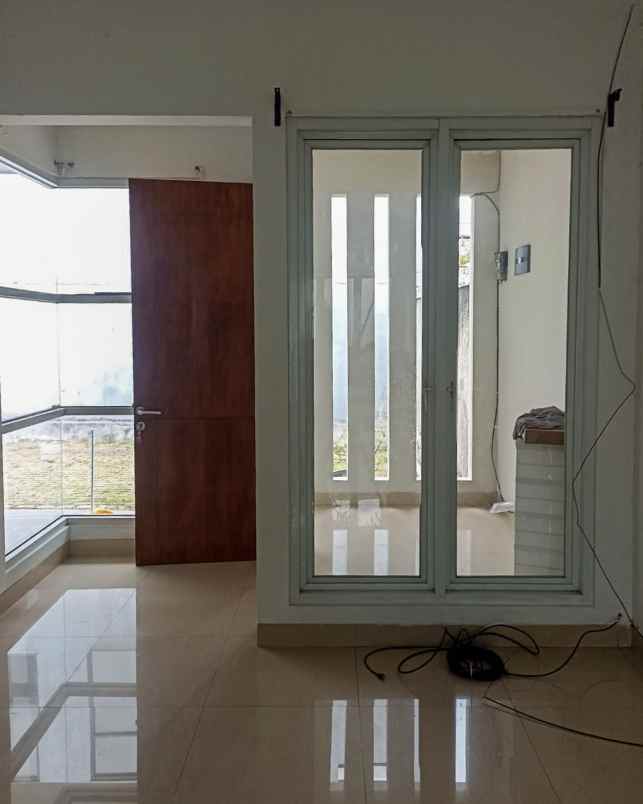 rumah 2 lantai dalam cluster di rempoa ciputat tangsel