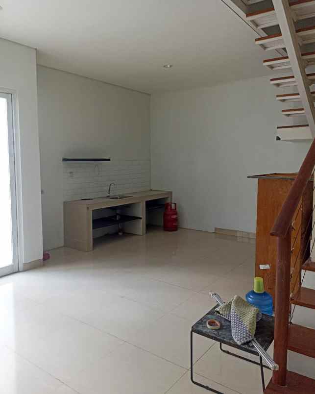 rumah 2 lantai dalam cluster di rempoa ciputat tangsel