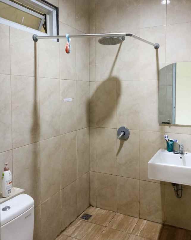 rumah 2 lantai dalam cluster di rempoa ciputat tangsel