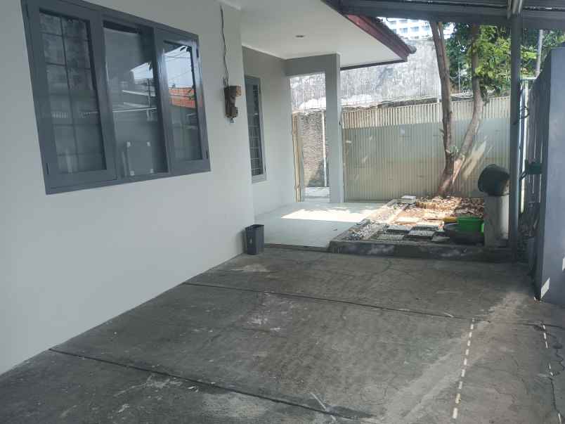 rumah 2 lantai di menteng dalam jakarta selatan