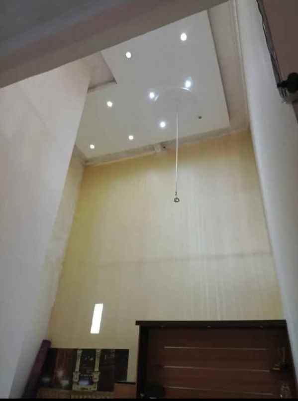 rumah 2 lantai hook di sawangan depok siap huni