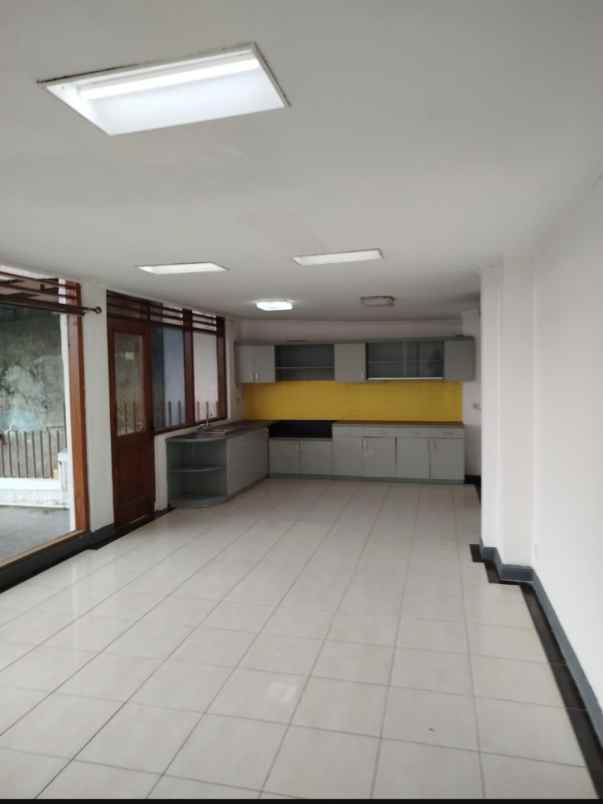 rumah asri luas tanah besar di cigadung dekat ke dago