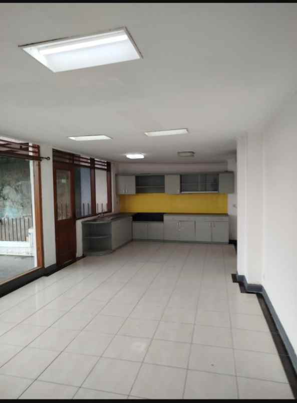 rumah asri luas tanah besar di cigadung dekat ke dago