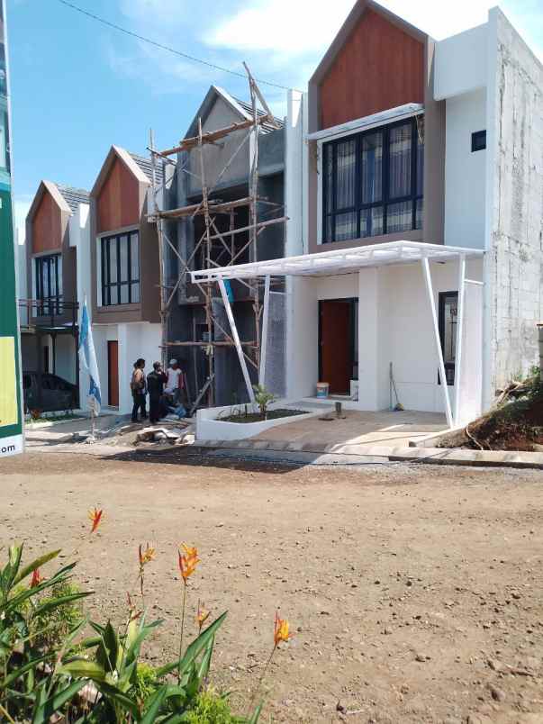 rumah baru 2 lantai dekat exit tol cileunyi