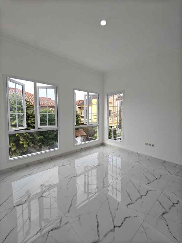 rumah baru design american classic di jatiwaringin