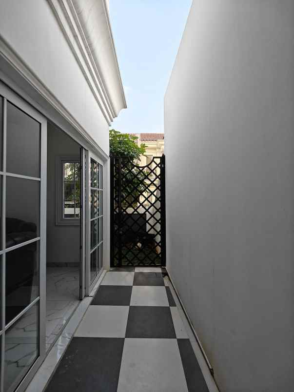 rumah baru design american classic di jatiwaringin