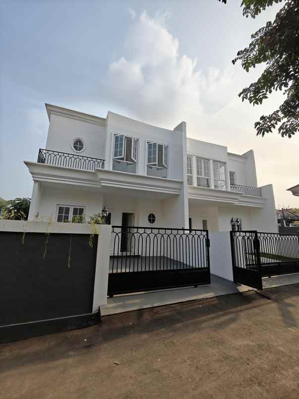 rumah baru design american classic di jatiwaringin