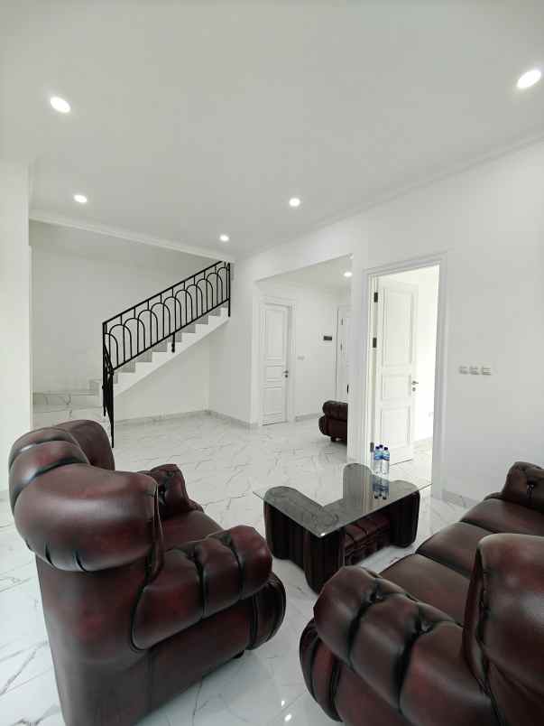 rumah baru design american classic di jatiwaringin