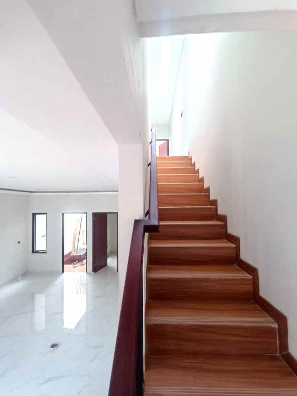 rumah baru model tropical di cinere