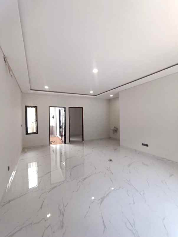 rumah baru model tropical di cinere