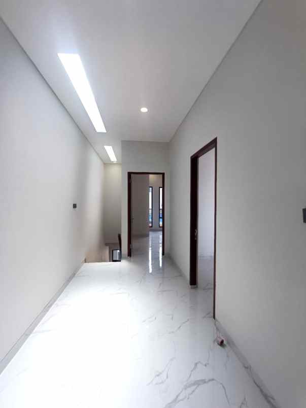 rumah baru model tropical di cinere