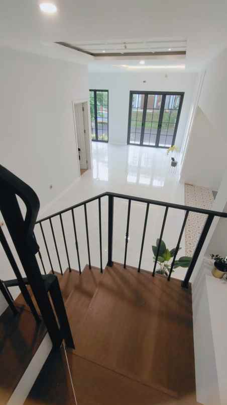 rumah klasik dengan sentuhan modern di nusaloka bsd