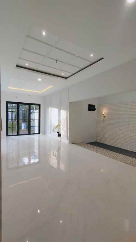 rumah klasik dengan sentuhan modern di nusaloka bsd