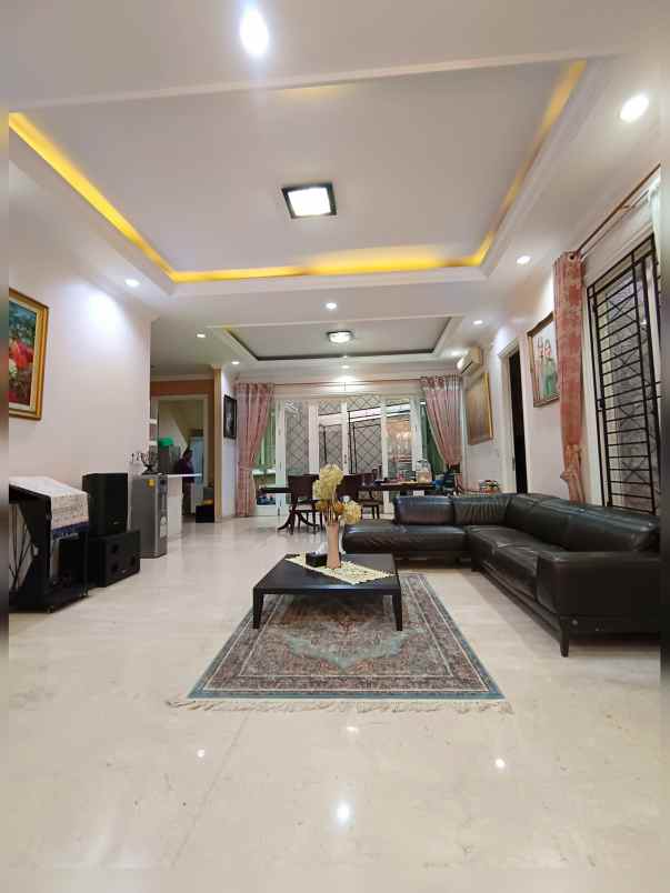 rumah kokoh dalam komplek di cipinang jaktim