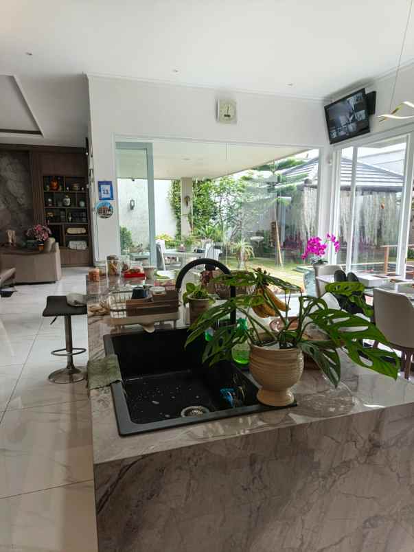rumah mewah asri siap huni di setiabudi bnadung utara