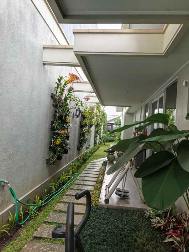 rumah mewah asri siap huni di setiabudi bnadung utara