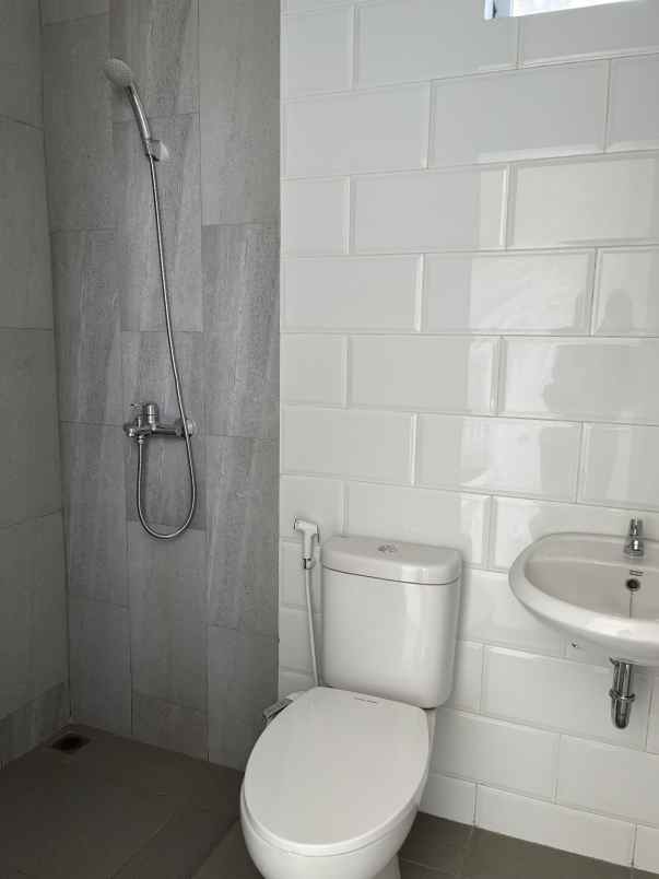 rumah minimalis 2 lantai di mampang depok