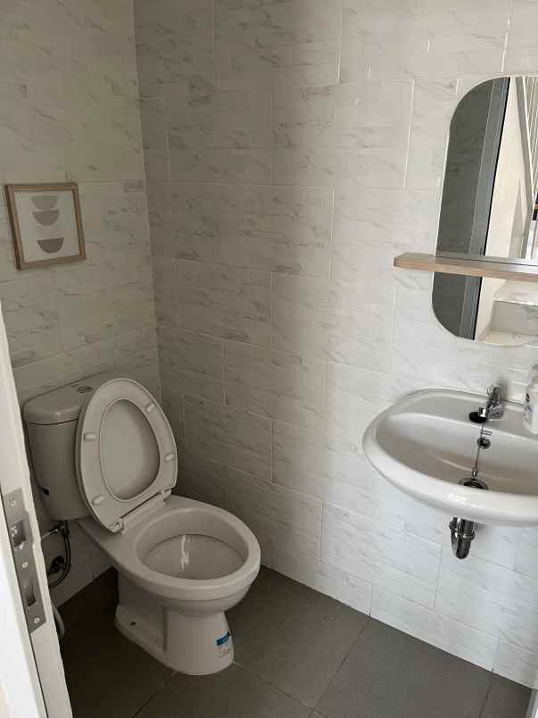 rumah minimalis 2 lantai di mampang depok