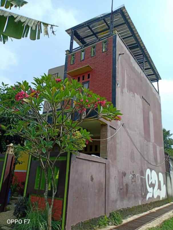 rumah second 3 lantai di cipayung depok