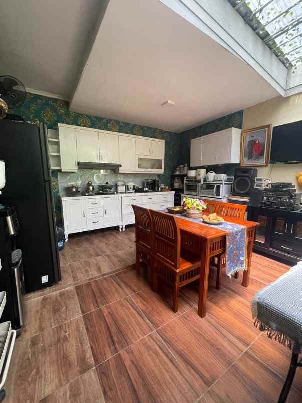 rumah second apik terawat dekat pintu tol ciputat