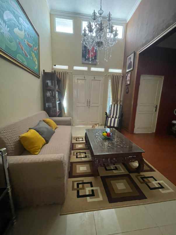 rumah second apik terawat dekat pintu tol ciputat