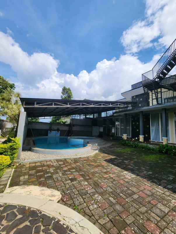 villa luas di samping istana cipanas