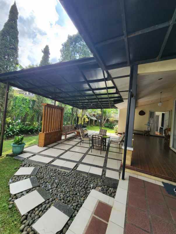 villa luas di samping istana cipanas