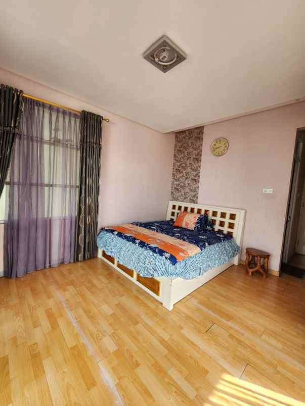 villa luas di samping istana cipanas